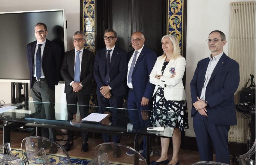 Foto di gruppo in occasione dell’accordo AIFA-SCI. Da sinistra a destra: Prof. Gianluca Farinola (Past-President della SCI), Prof. Robert Nisticò (Presidente dell’AIFA), Prof. Luigi Mondello (Presidente della SCI), Prof. Stefano Alcaro (Presidente della DCF-SCI), Prof.ssa Maria Laura Bolognesi (Vice-Presidentessa della SCI) e Prof. Alessandro Abbotto (Vice Presidente della SCI).